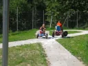 Zwei Kinder auf der eigenen Go-Kart-Bahn