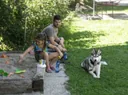 Kinder spielen im Sandkasten