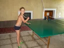 Junge spielt Tischtennis