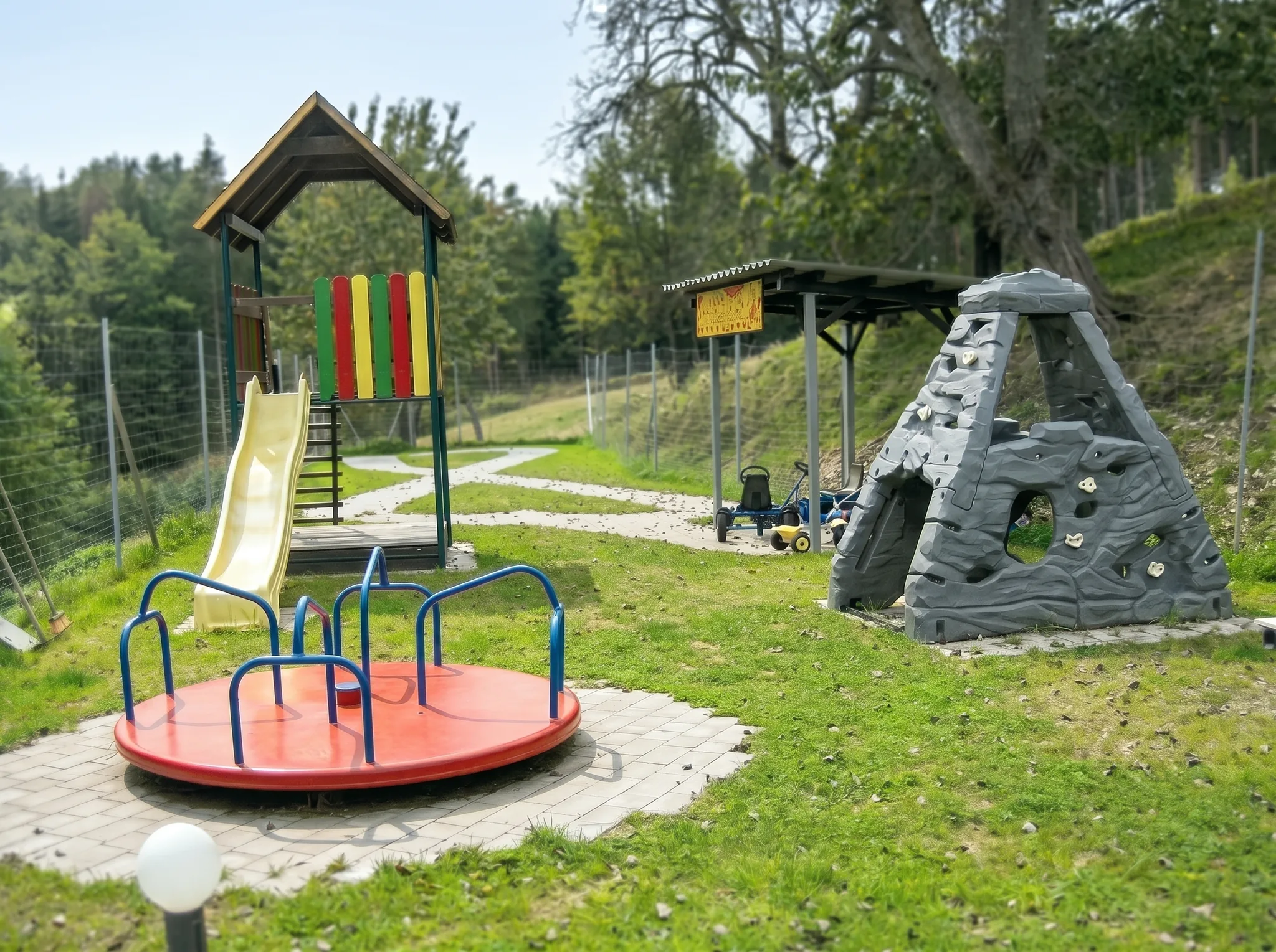 Der große Spielplatz am Ferienhaus Huber mit Wiesen rundherum