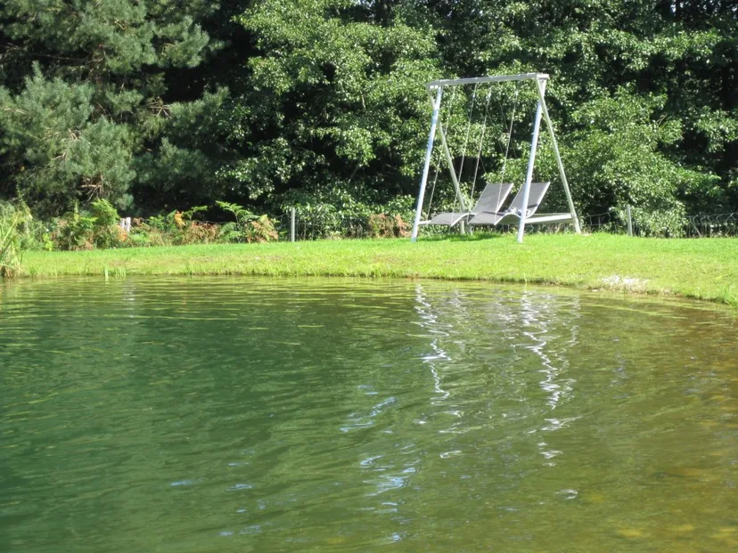 Liegeschaukel am Ufer des Naturteichs