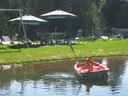 Kinder im Boot auf dem Naturteich