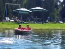 Kinder im Boot auf dem Naturteich