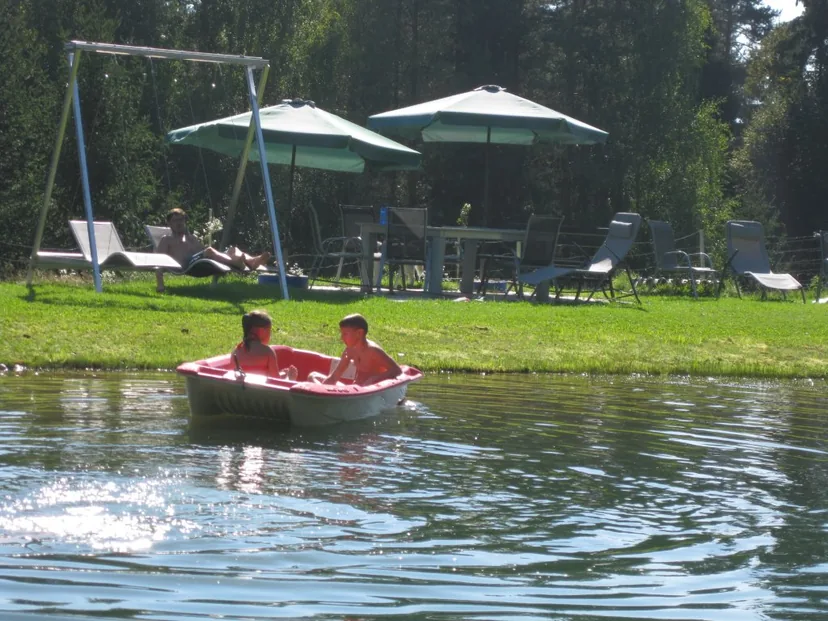 Boot fahren auf dem Naturteich