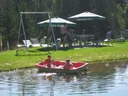 Zwei Kinder im Boot auf dem Naturteich