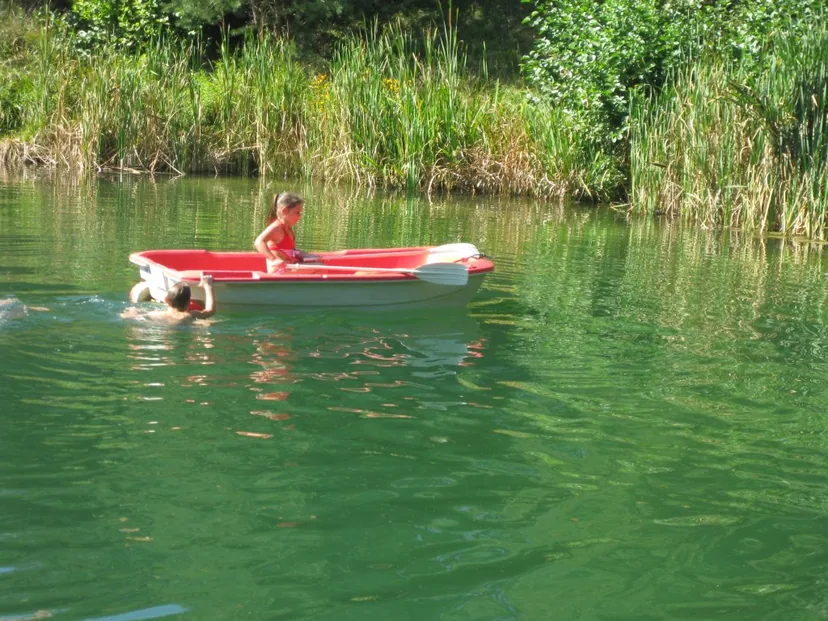 Boot auf dem ruhigen Naturteich