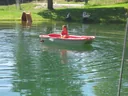 Kind im Boot auf dem eigenen Naturteich