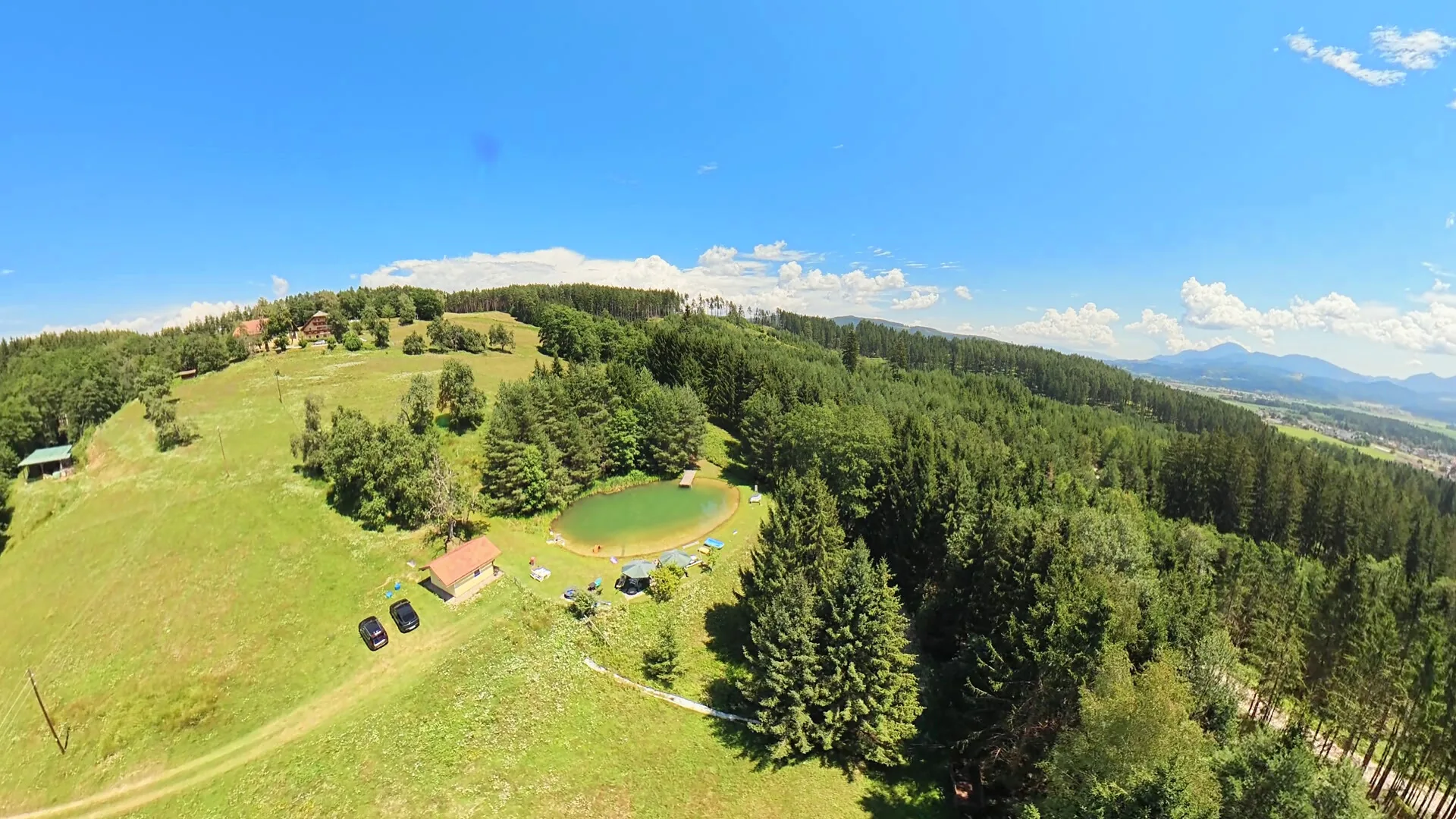 Luftaufnahme des privaten Naturteichs von Ferienhaus Huber