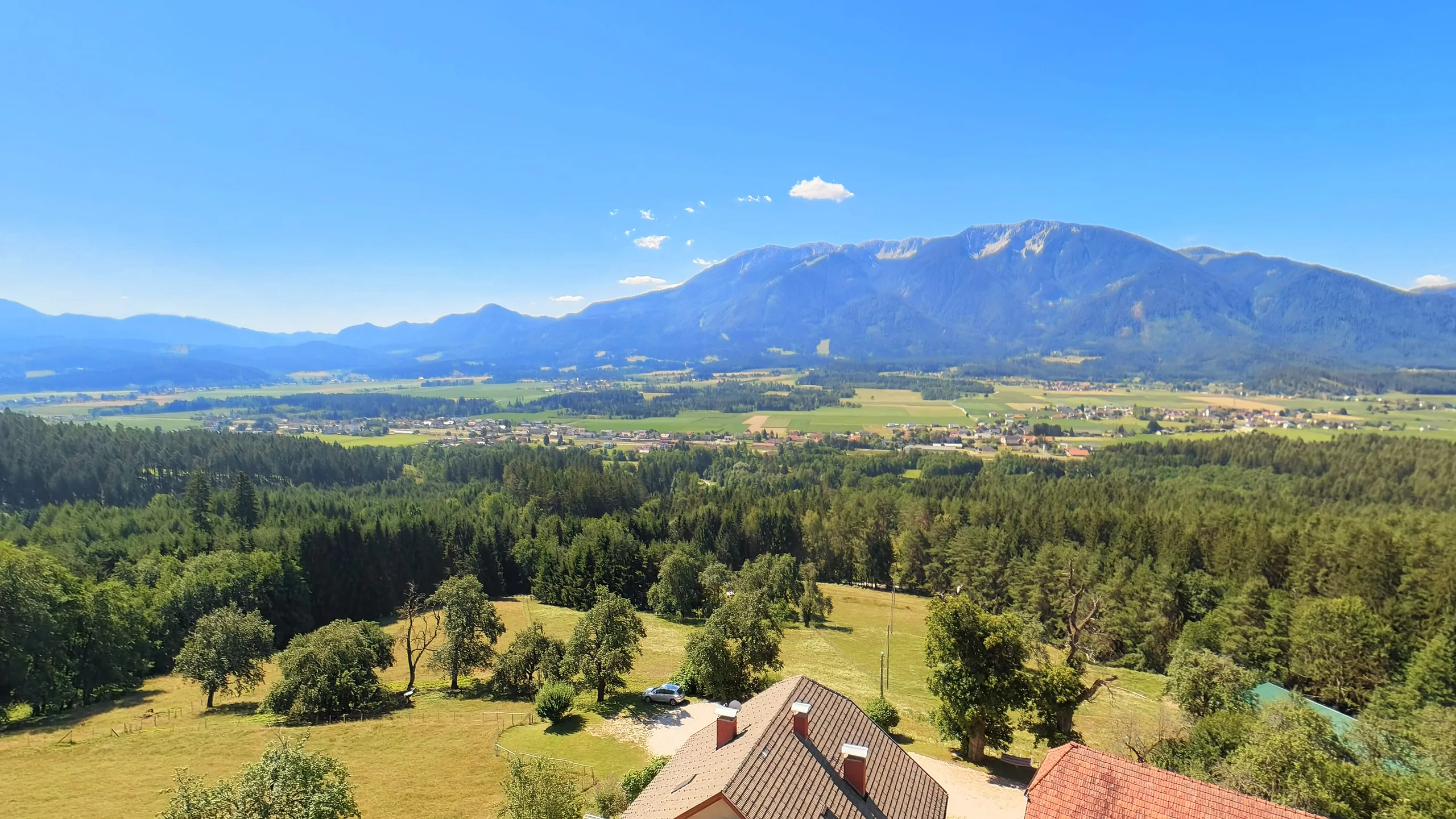 Blick vom Ferienhaus über das Jauntal auf die Karawanken