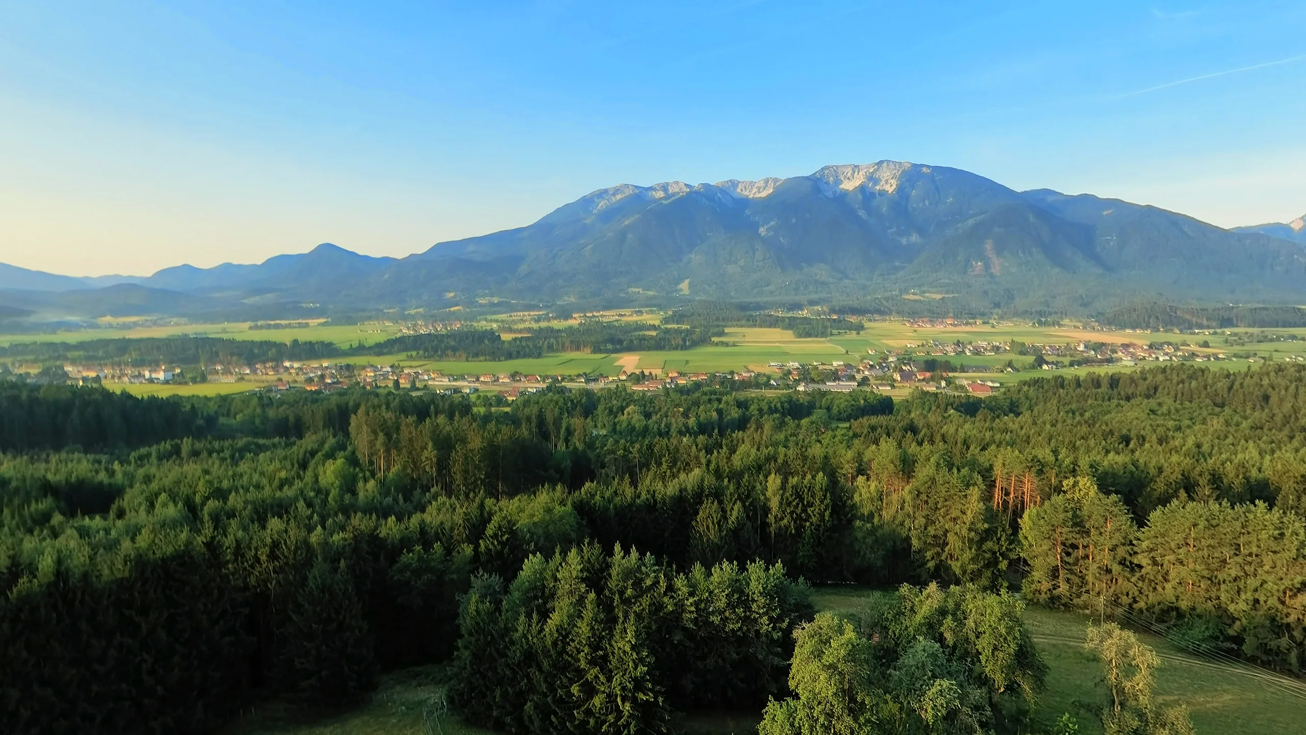 Blick über das Jauntal auf die Petzen im Morgenlicht