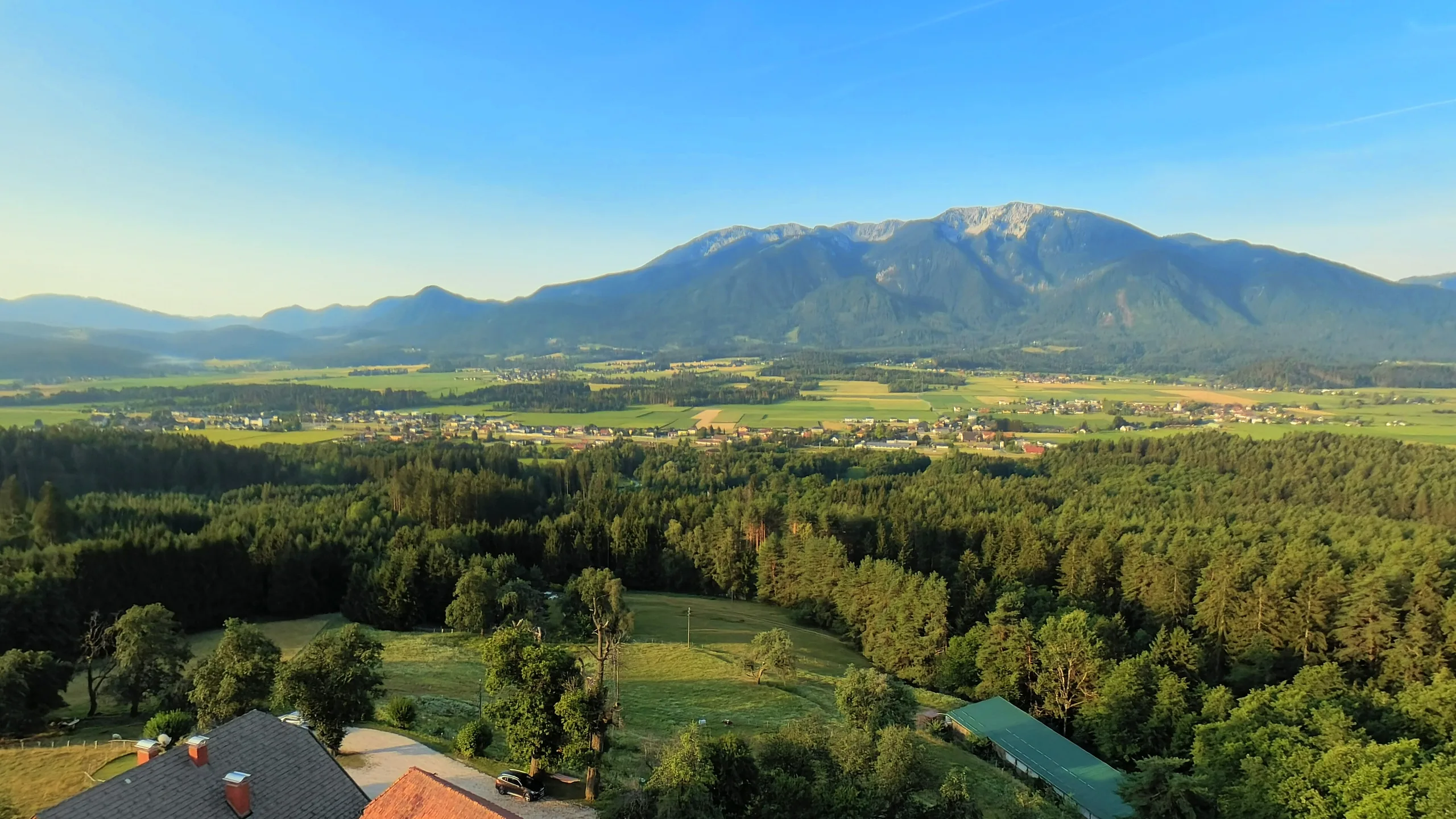 Das Jauntal im Morgenlicht, von der Wiese oberhalb des Hauses