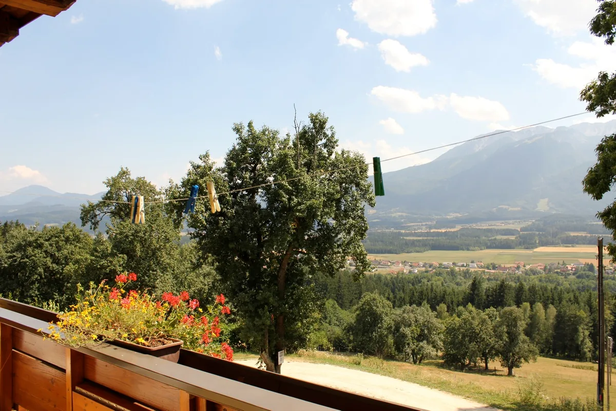 Blick vom Balkon einer Ferienwohnung ins Jauntal