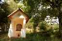Wegkapelle am Waldrand